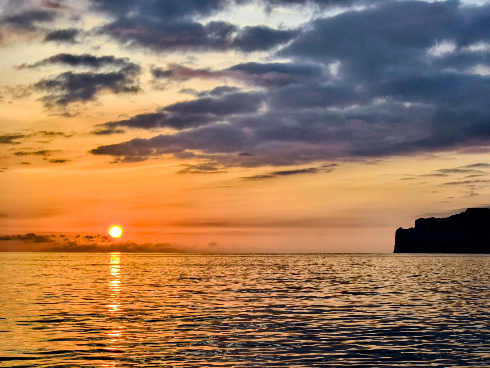 Dónde ver las mejores puestas de sol en Mallorca navegando en una Invictus Yacht