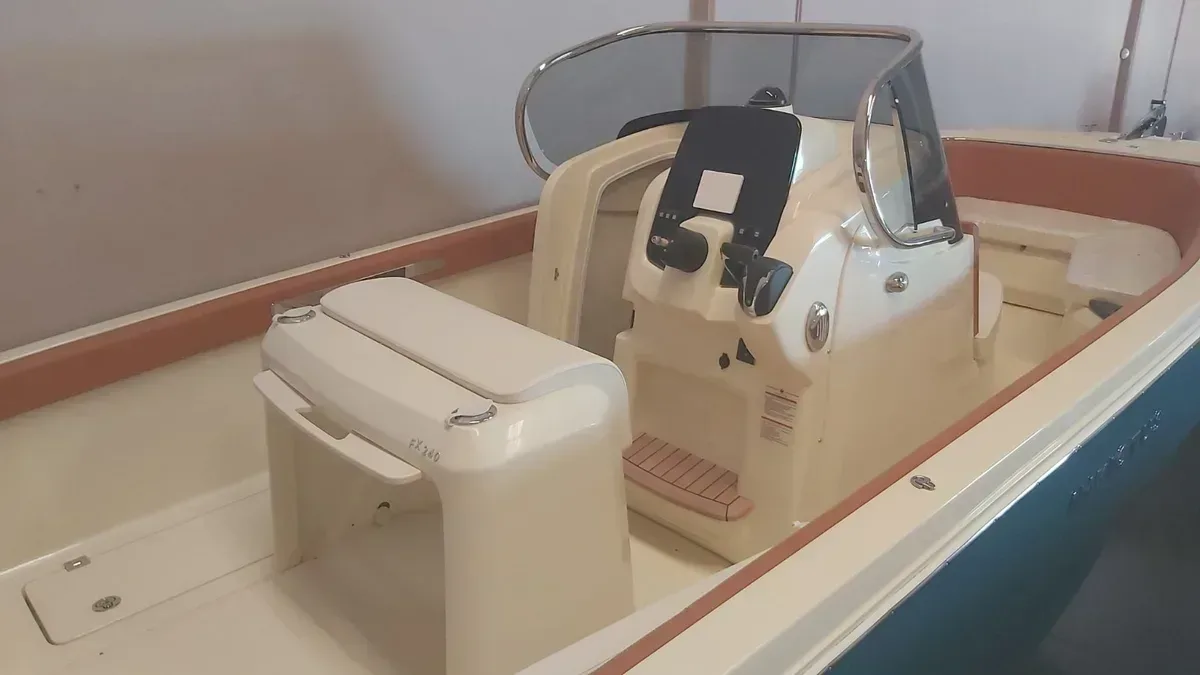 2026 Invictus INVICTUS CAPOFORTE FX 240 pre-owned yacht for sale Port Adriano Mallorca – cockpit and helm station