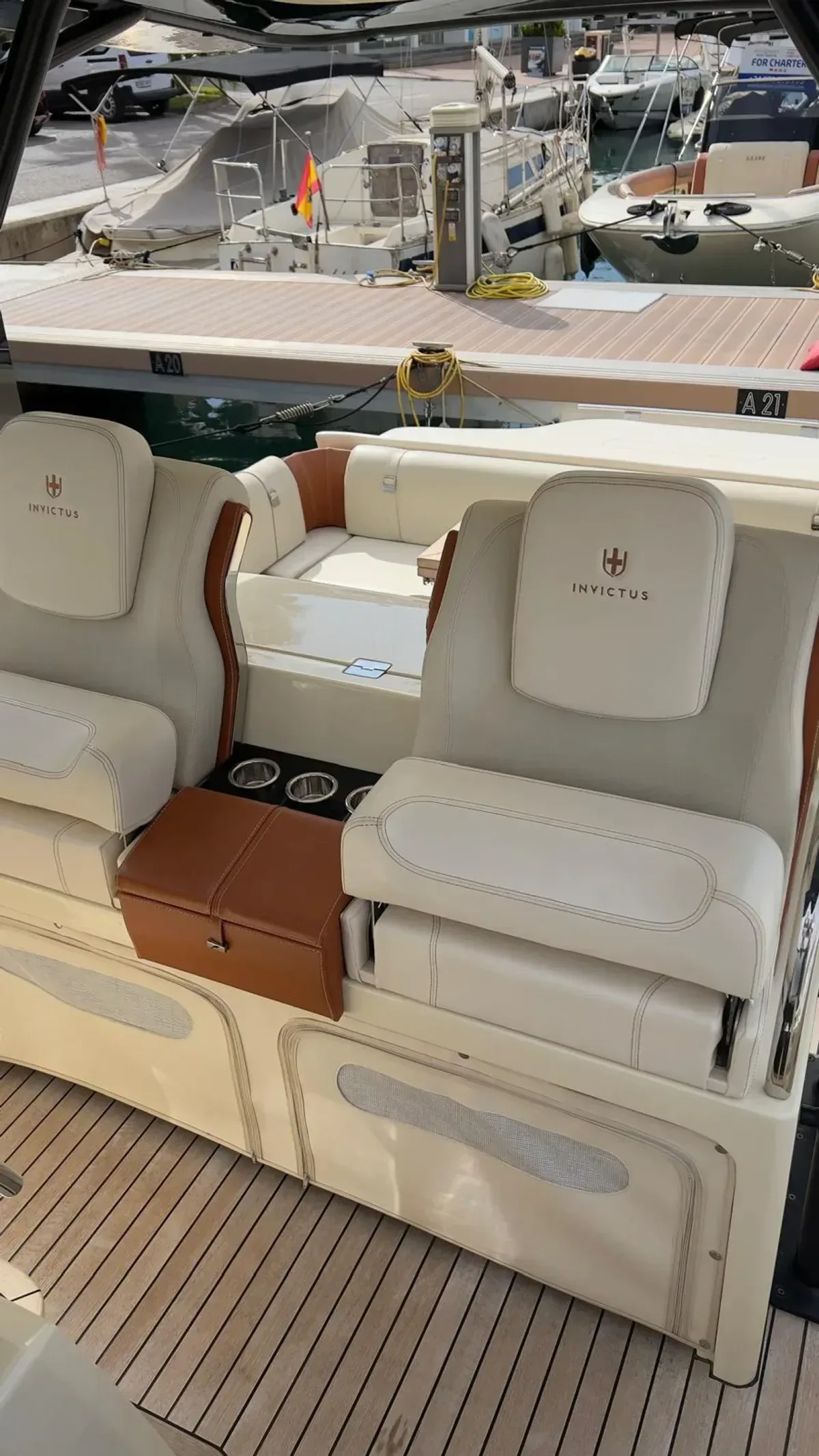 2019 Invictus yacht INVICTUS GT 320 pre-owned yacht for sale Port Adriano Mallorca – salon and dining area