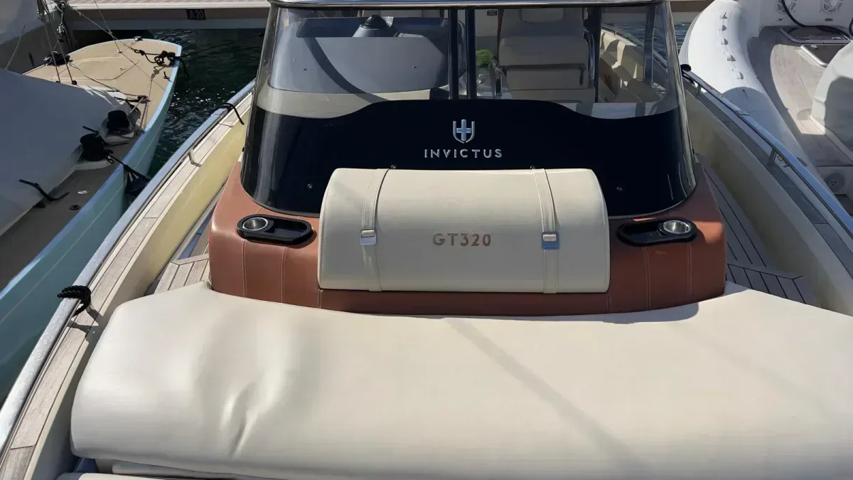 2019 Invictus yacht INVICTUS GT 320 pre-owned yacht for sale Port Adriano Mallorca – cockpit and helm station