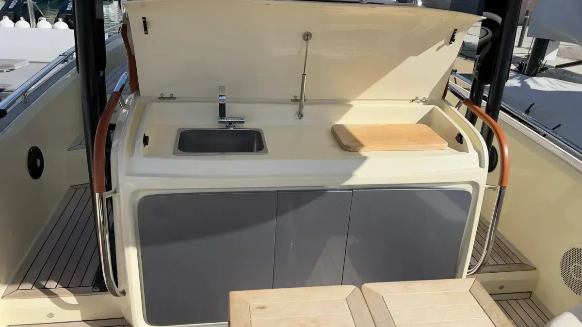 2019 Invictus yacht INVICTUS GT 320 pre-owned yacht for sale Port Adriano Mallorca – starboard side exterior