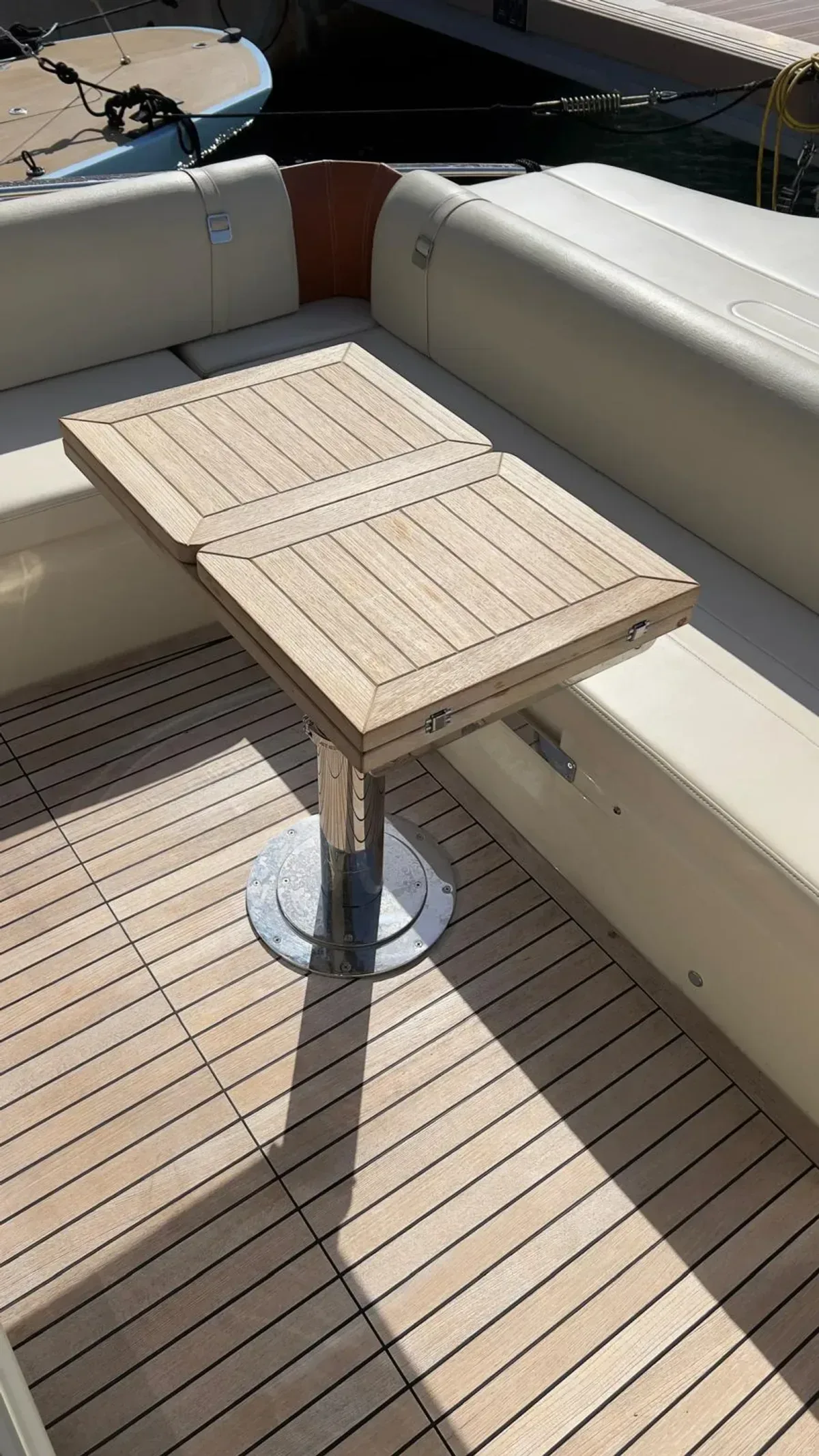 2019 Invictus yacht INVICTUS GT 320 pre-owned yacht for sale Port Adriano Mallorca – interior cabin and seating