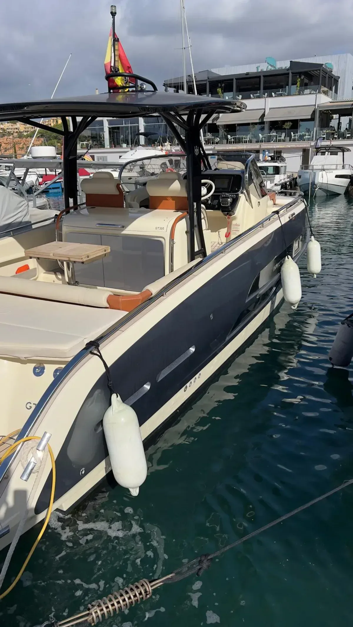 2019 Invictus yacht INVICTUS GT 320 pre-owned yacht for sale Port Adriano Mallorca – engine bay