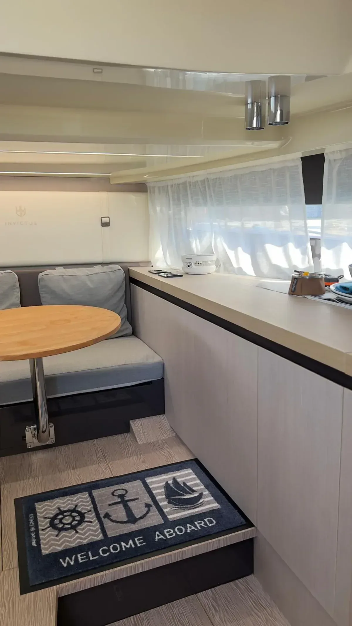 2019 Invictus yacht INVICTUS GT 320 pre-owned yacht for sale Port Adriano Mallorca – flybridge
