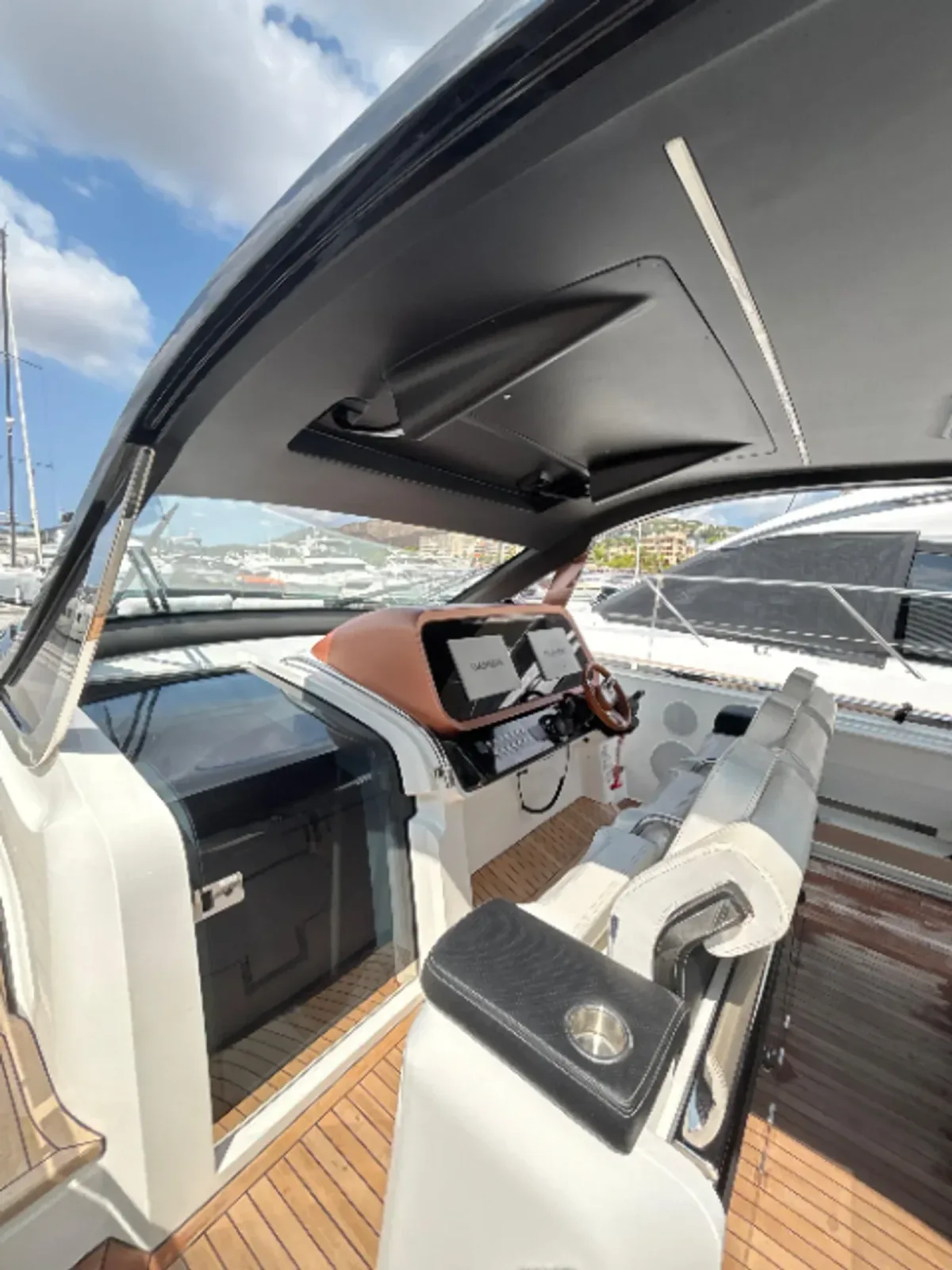 2024 Invictus INVICTUS TT 460 pre-owned yacht for sale Port Adriano Mallorca – cockpit and helm station