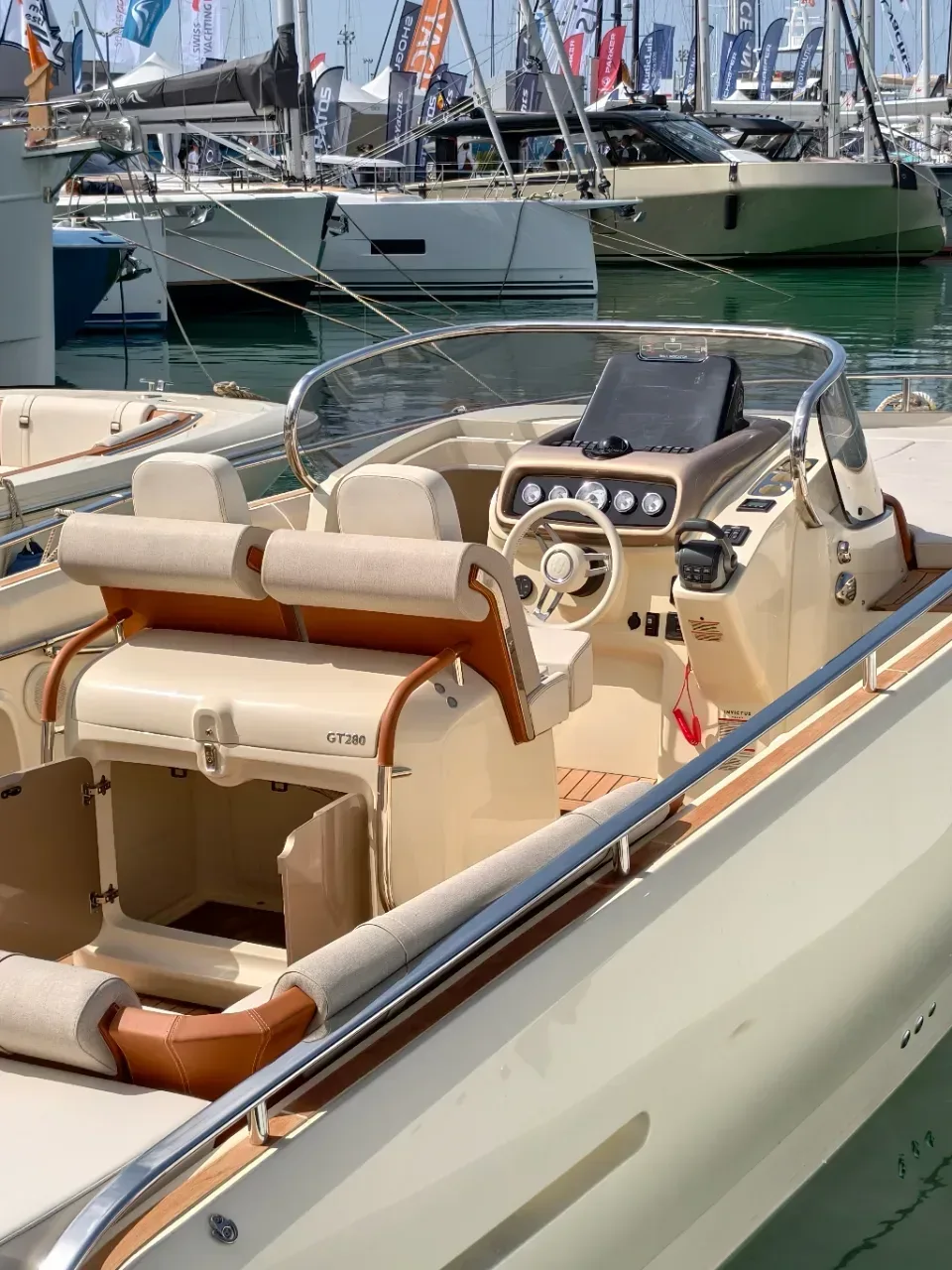 2026 Capoforte INVICTUS CAPOFORTE SXi 280 pre-owned yacht for sale Port Adriano Mallorca – stern view