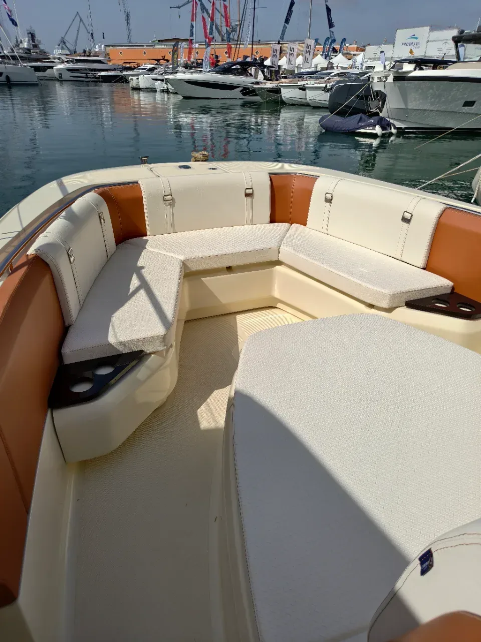 2026 Capoforte INVICTUS CAPOFORTE SXi 280 pre-owned yacht for sale Port Adriano Mallorca – cockpit and helm station