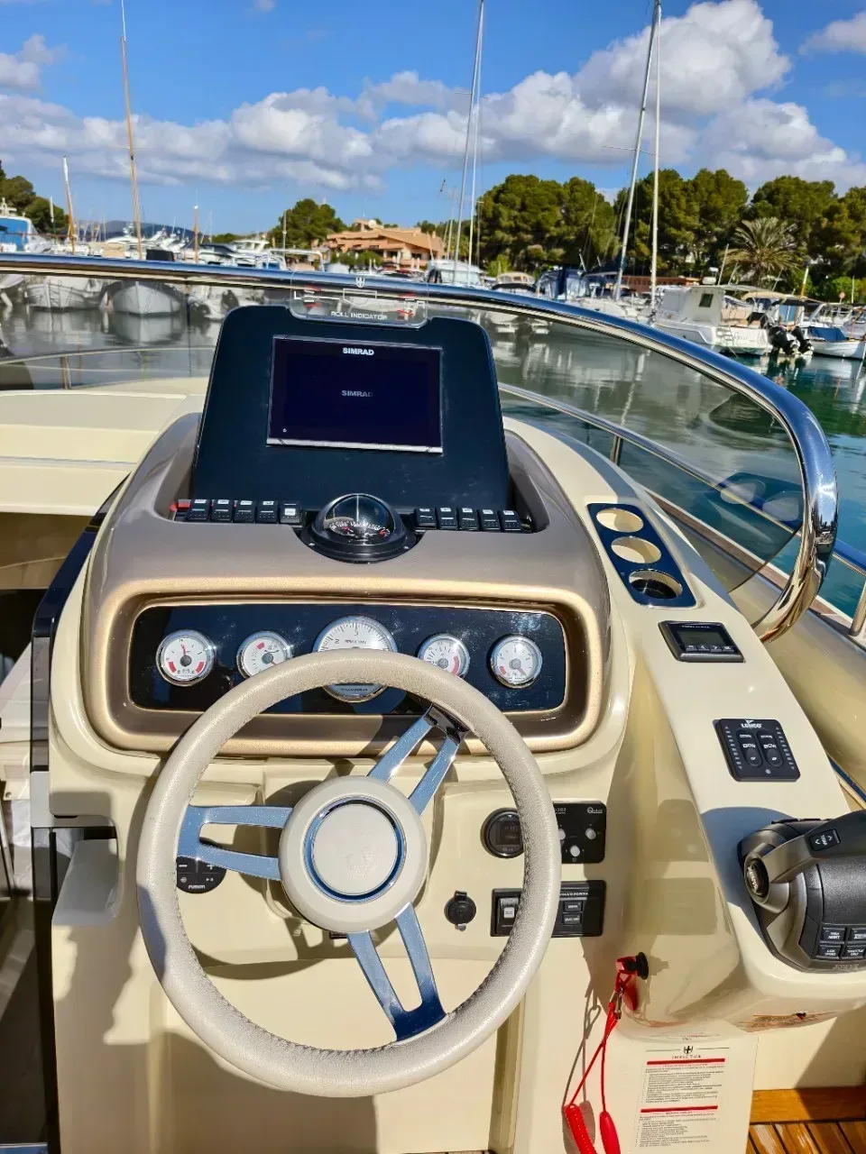 2023 Invictus yacht INVICTUS GT 280 pre-owned yacht for sale Port Adriano Mallorca – cockpit and helm station