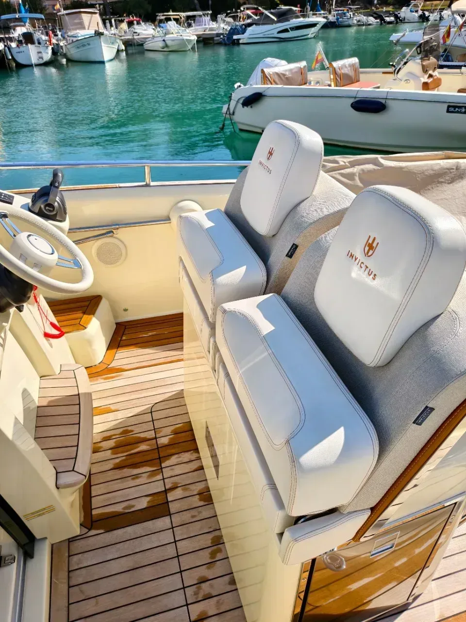 2023 Invictus yacht INVICTUS GT 280 pre-owned yacht for sale Port Adriano Mallorca – aft deck and swim platform