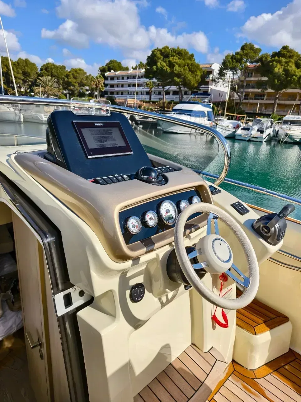 2023 Invictus yacht INVICTUS GT 280 pre-owned yacht for sale Port Adriano Mallorca – port side exterior
