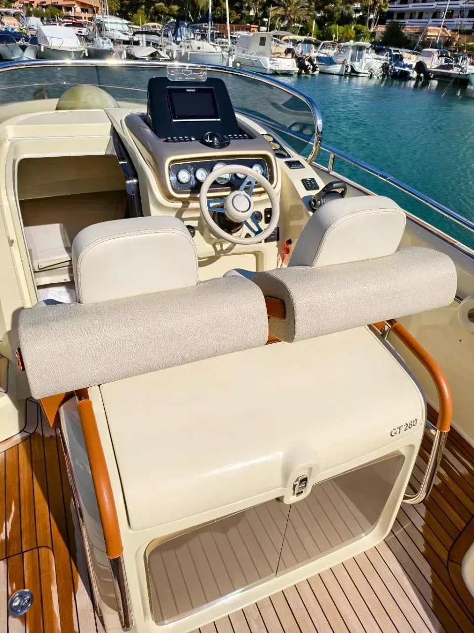 2023 Invictus yacht INVICTUS GT 280 pre-owned yacht for sale Port Adriano Mallorca – engine bay