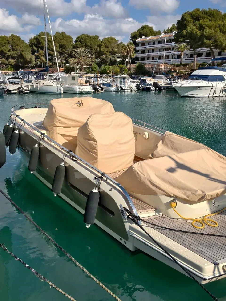 2023 Invictus yacht INVICTUS GT 280 pre-owned yacht for sale Port Adriano Mallorca – flybridge