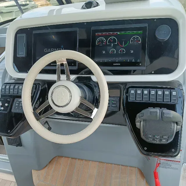 2023 Invictus INVICTUS GT 320 pre-owned yacht for sale Port Adriano Mallorca – salon and dining area