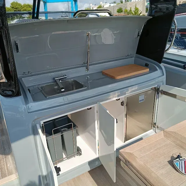 2023 Invictus INVICTUS GT 320 pre-owned yacht for sale Port Adriano Mallorca – cockpit and helm station