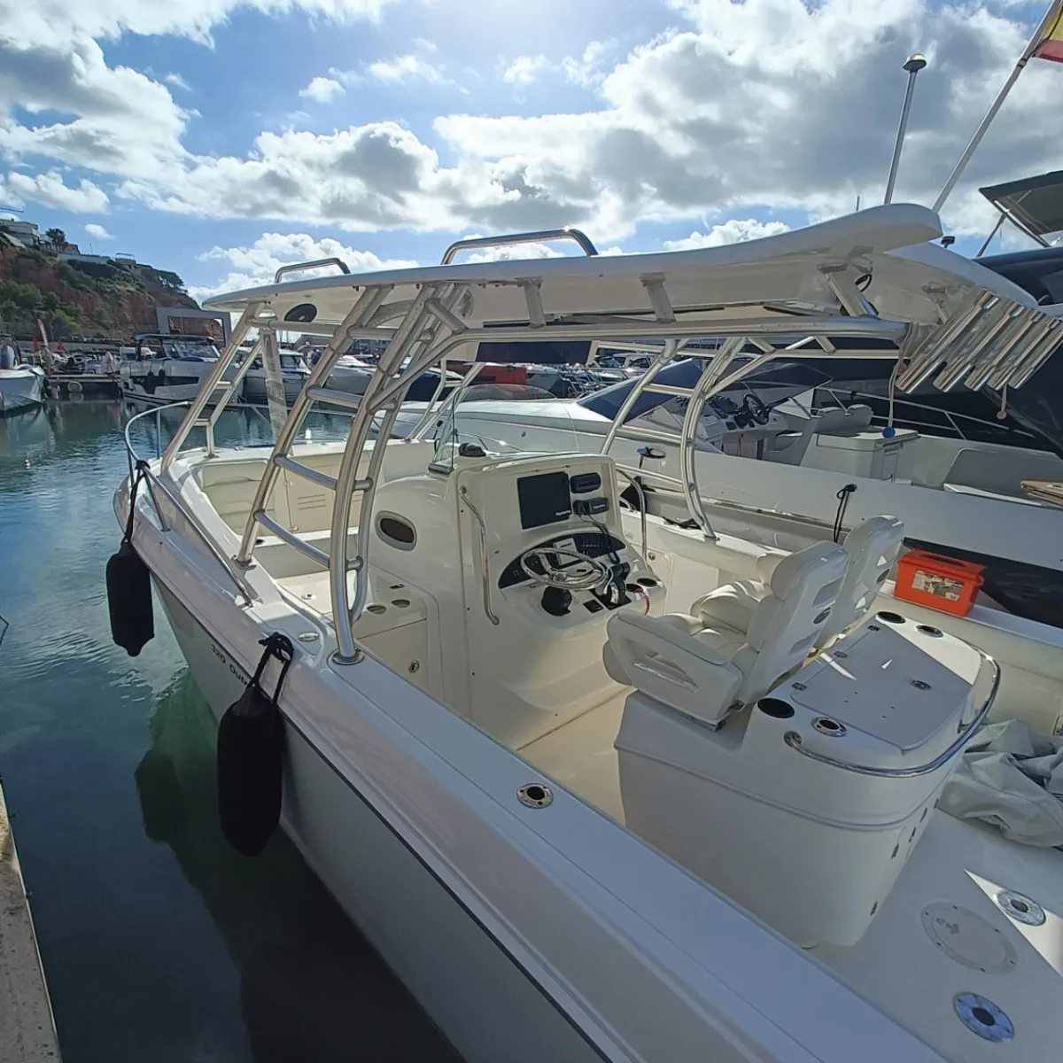 Boston whaler 320 Outrage Cuddy Cabin